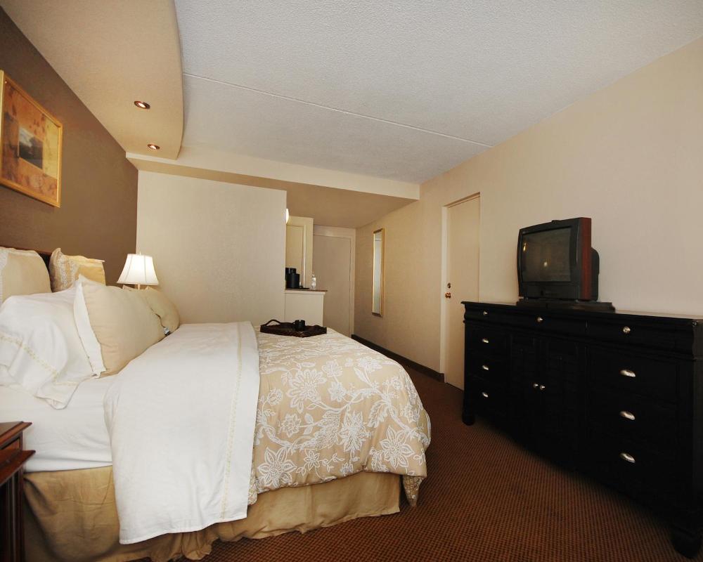 Plaza Inn & Suites